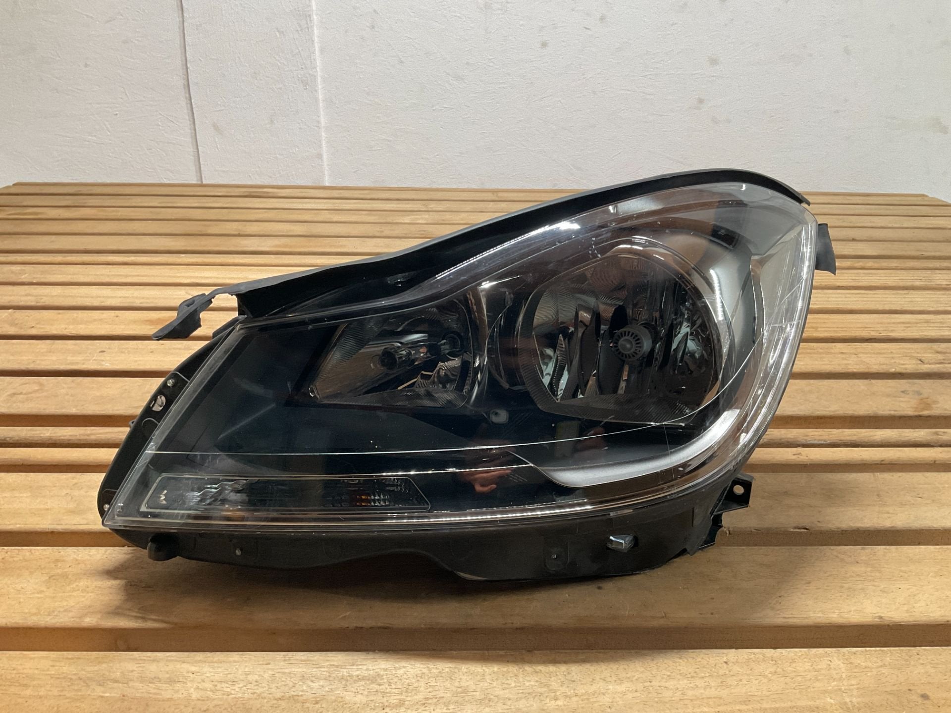 Phare avant gauche halog ne Mercedes Classe C W204 A20482095, Mercedes-Benz AG, Mercedes-Benz, Utilisé, Mercedesstrasse 120
70372  Stuttgart, DE