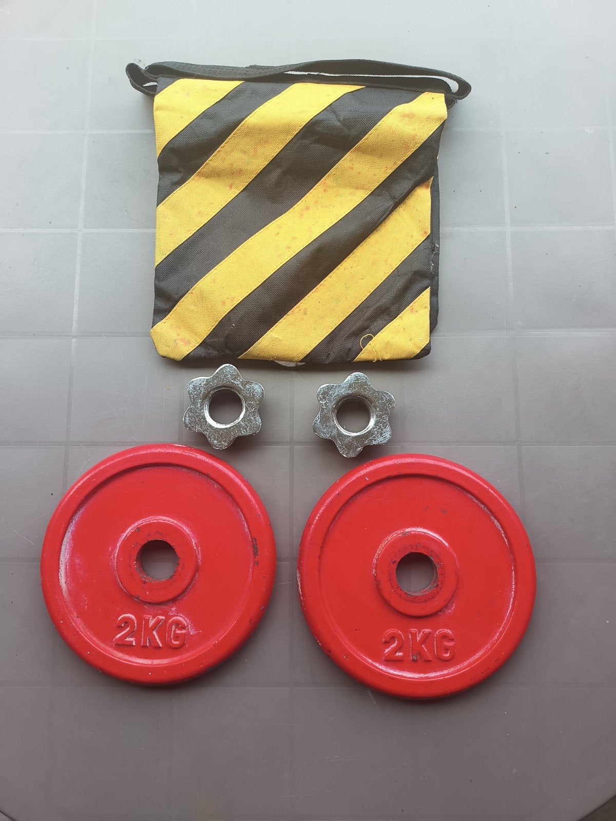 Lot de 2 plaques de poids rouges de 2 kg, 4 kg au total, Enlèvement ou Envoi, Utilisé, Plaques d'haltères