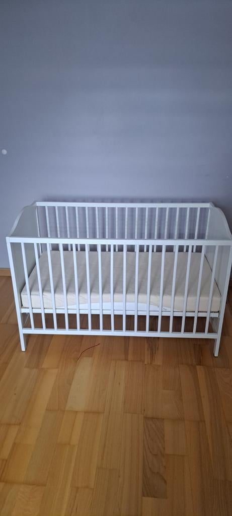 Wit bed en commode bijna nieuwe, Ophalen