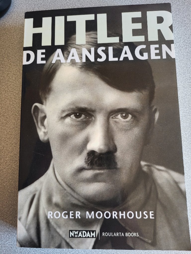 Hitler, de aanslagen, Ophalen of Verzenden, Zo goed als nieuw, Roger Moorhouse