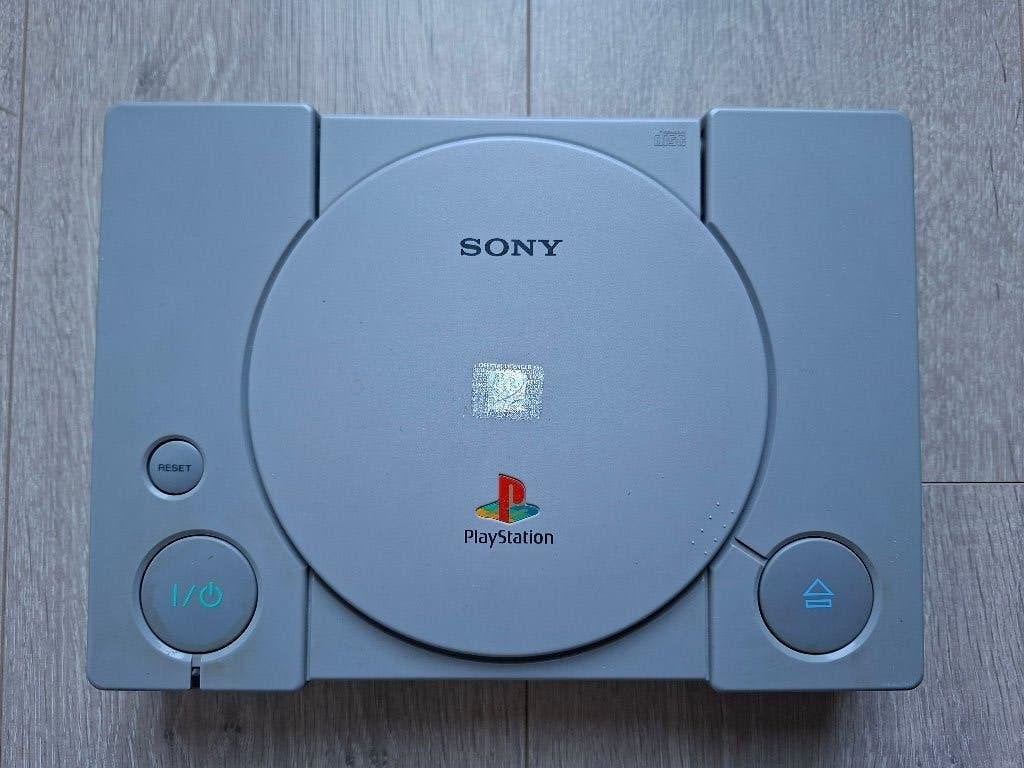 PlayStation met 2 controllers, kabels en 3 geheugenkaarten, Games en Spelcomputers, Ophalen of Verzenden, Gebruikt, Met 2 controllers