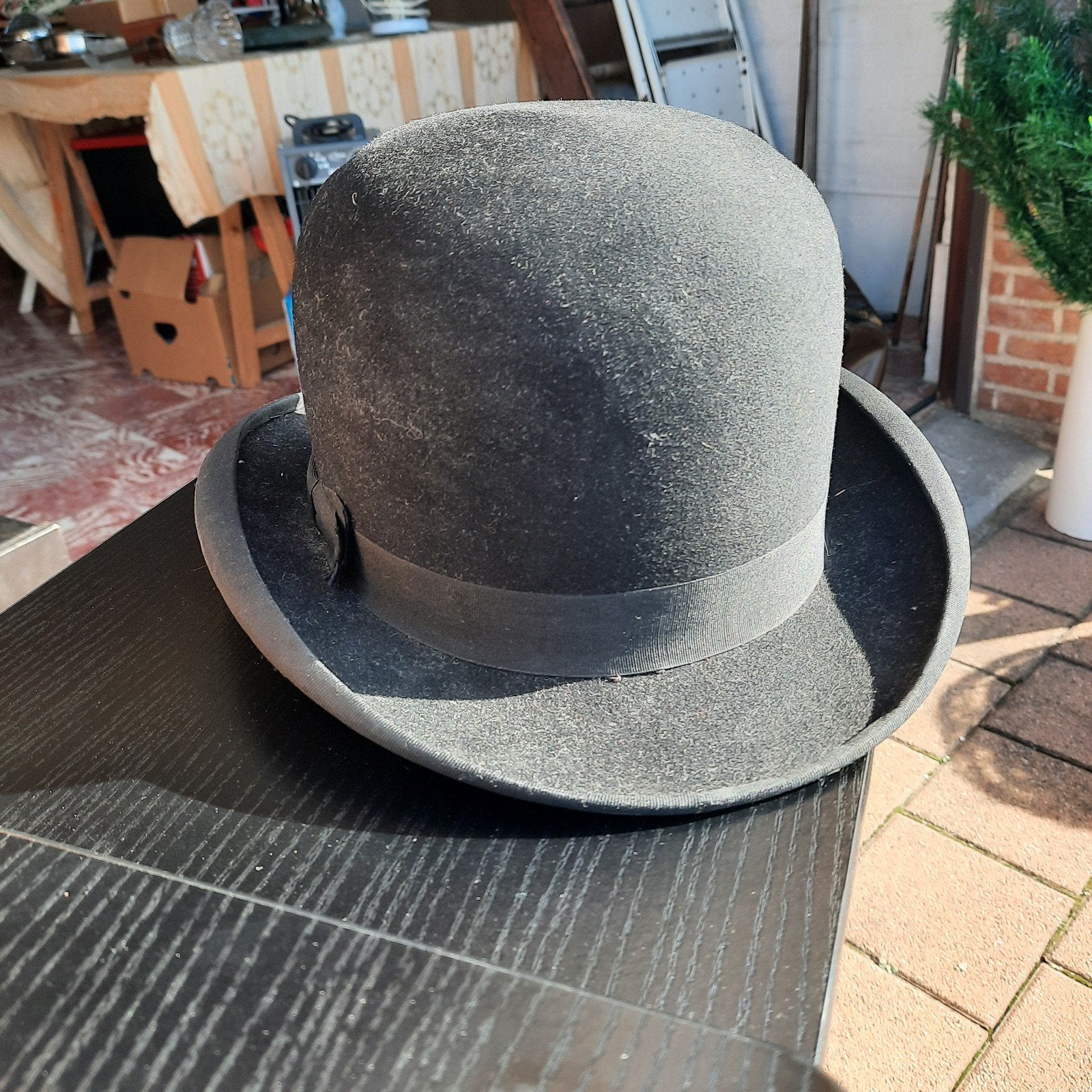 Chapeau Bowler, Enlèvement