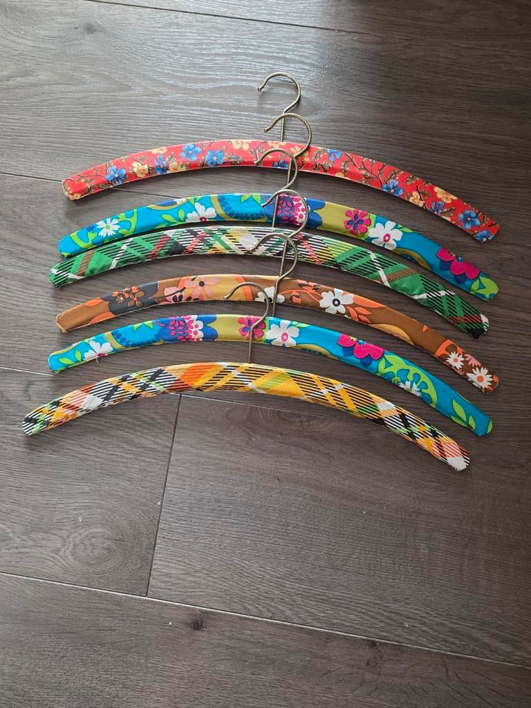 6 vintage klerenhangers, Kleding | Dames, Kledinghangers, Ophalen