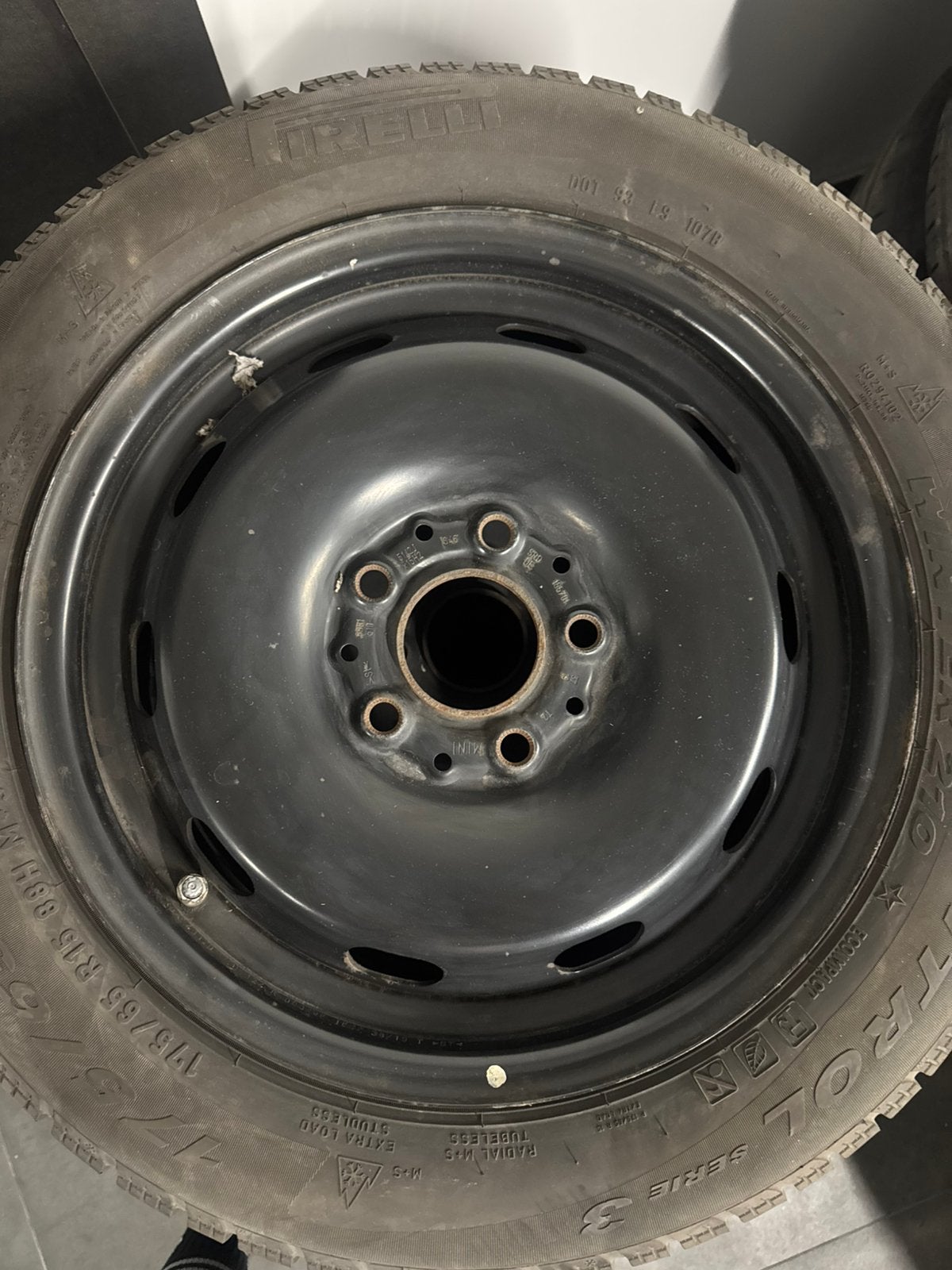 4 Pirelli 175/65 R15 winterwielen + stalen velgen, Auto-onderdelen, Ophalen, 15 inch, Winterbanden, Band(en)