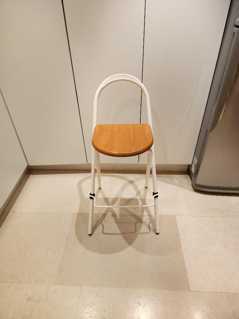 Tabouret pliable blanc en métal avec assise en bois, Enlèvement, Comme neuf, Bois