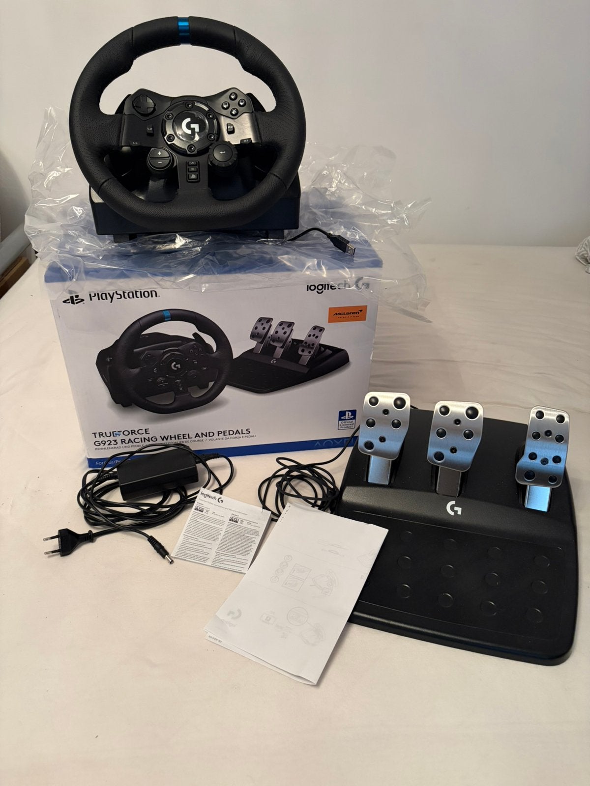 Logitech G923 Trueforce Racestuur + Pedalen (PS5 / PS4 / PC), Ophalen, Zo goed als nieuw, PlayStation 5
