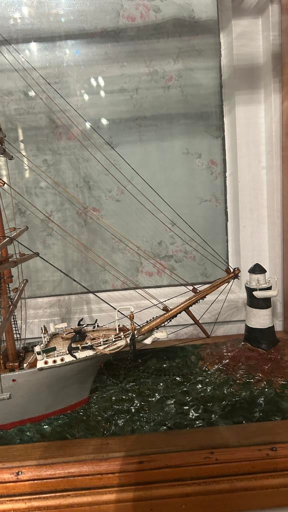 Boot Mercator in glazen kast met hout, Huis en Inrichting, Woonaccessoires | Lijsten, Ophalen, Zo goed als nieuw, Hout