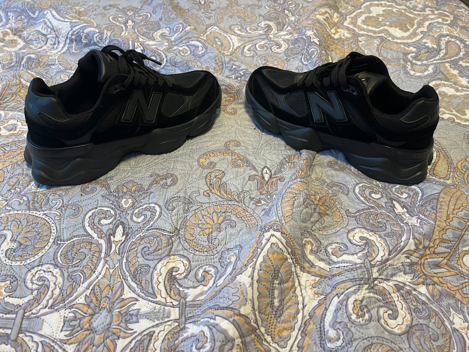 New Balance 9060 Triple Black – Maat 44 (valt als 43) NIEUW!, Enlèvement, Comme neuf, Noir, Baskets