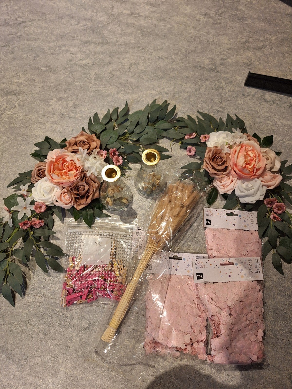 Roze trouwdecoratie, Ophalen