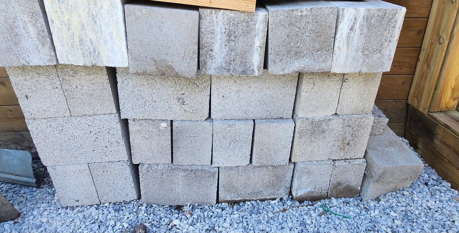 Gratis af te halen: ca. 30 betonnen stapelblokken, Ophalen