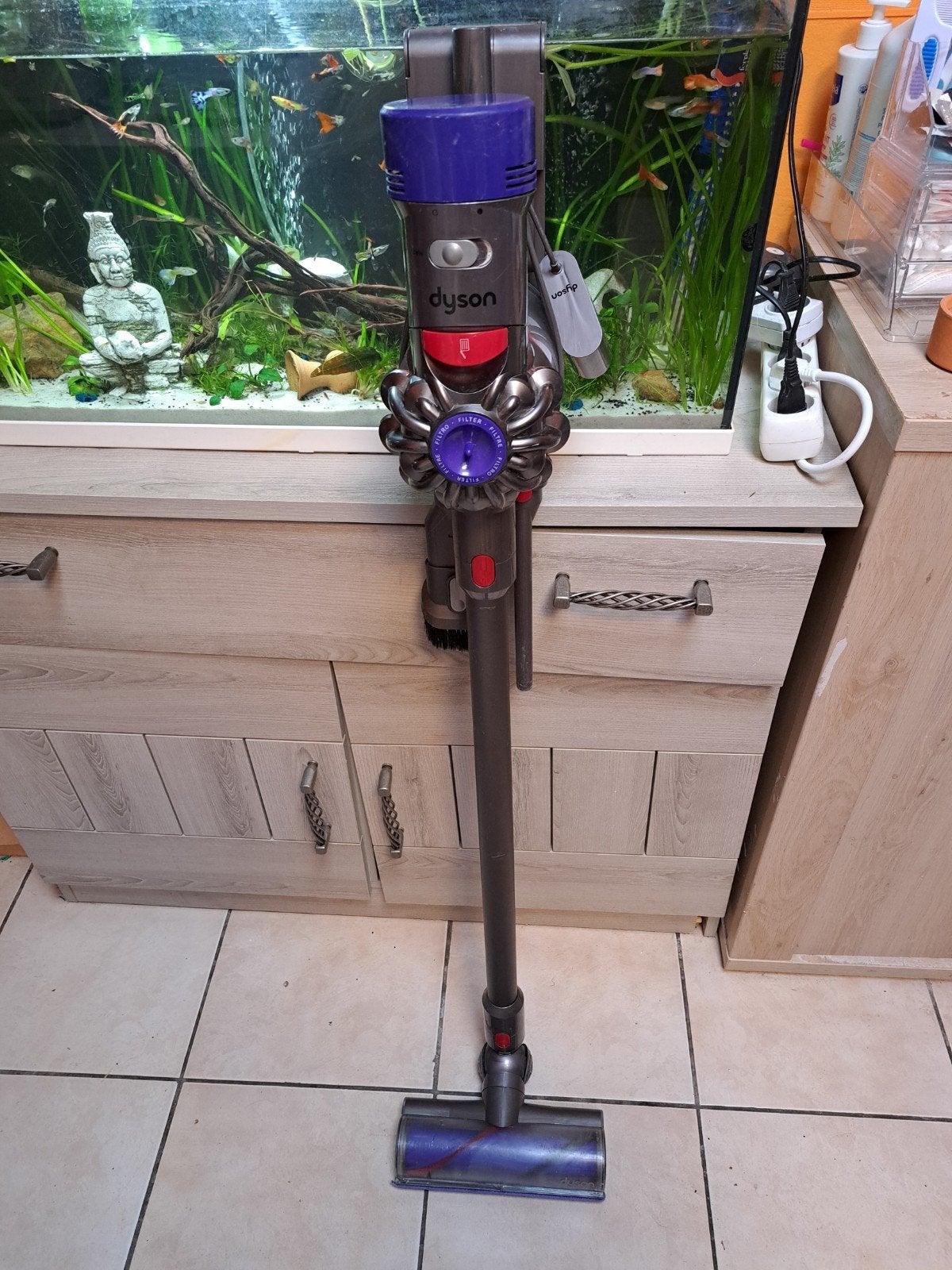 dyson v8 black complet avec son support mural, Electroménager, Enlèvement ou Envoi, Réservoir, Comme neuf, Dyson