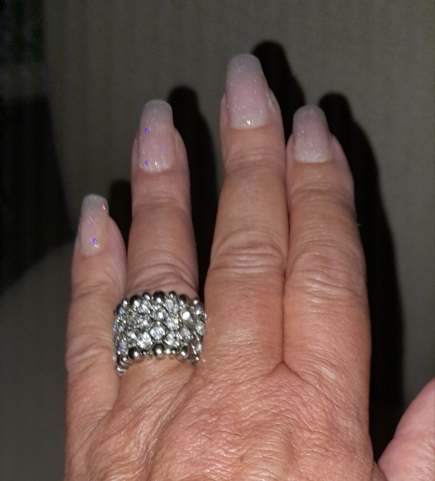 Prachtige ring met steentjes op elastiek., Overige materialen, Ophalen of Verzenden, Zo goed als nieuw, Dame