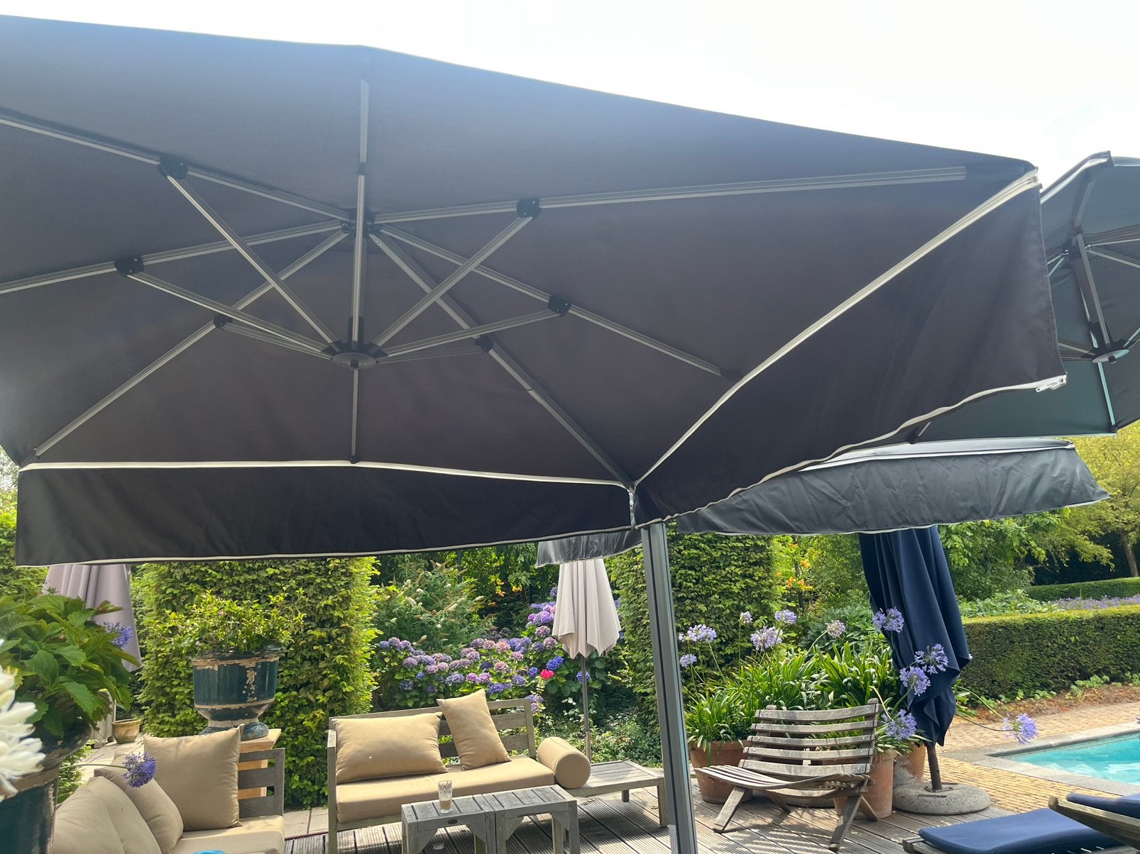 Nieuwe zweefparasol 4 doeken incl parasolvoet, Tuin en Terras, Ophalen, Nieuw, Verstelbaar, Stokparasol