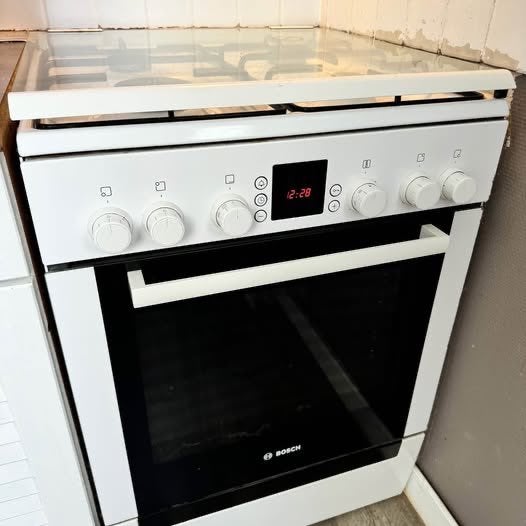 Bosch Gasfornuis en oven, Ophalen, 4 kookzones, Zo goed als nieuw, Gas