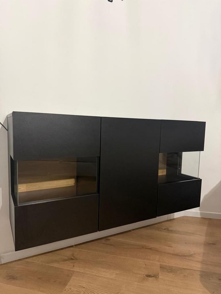 Commode buffet noire, Enlèvement