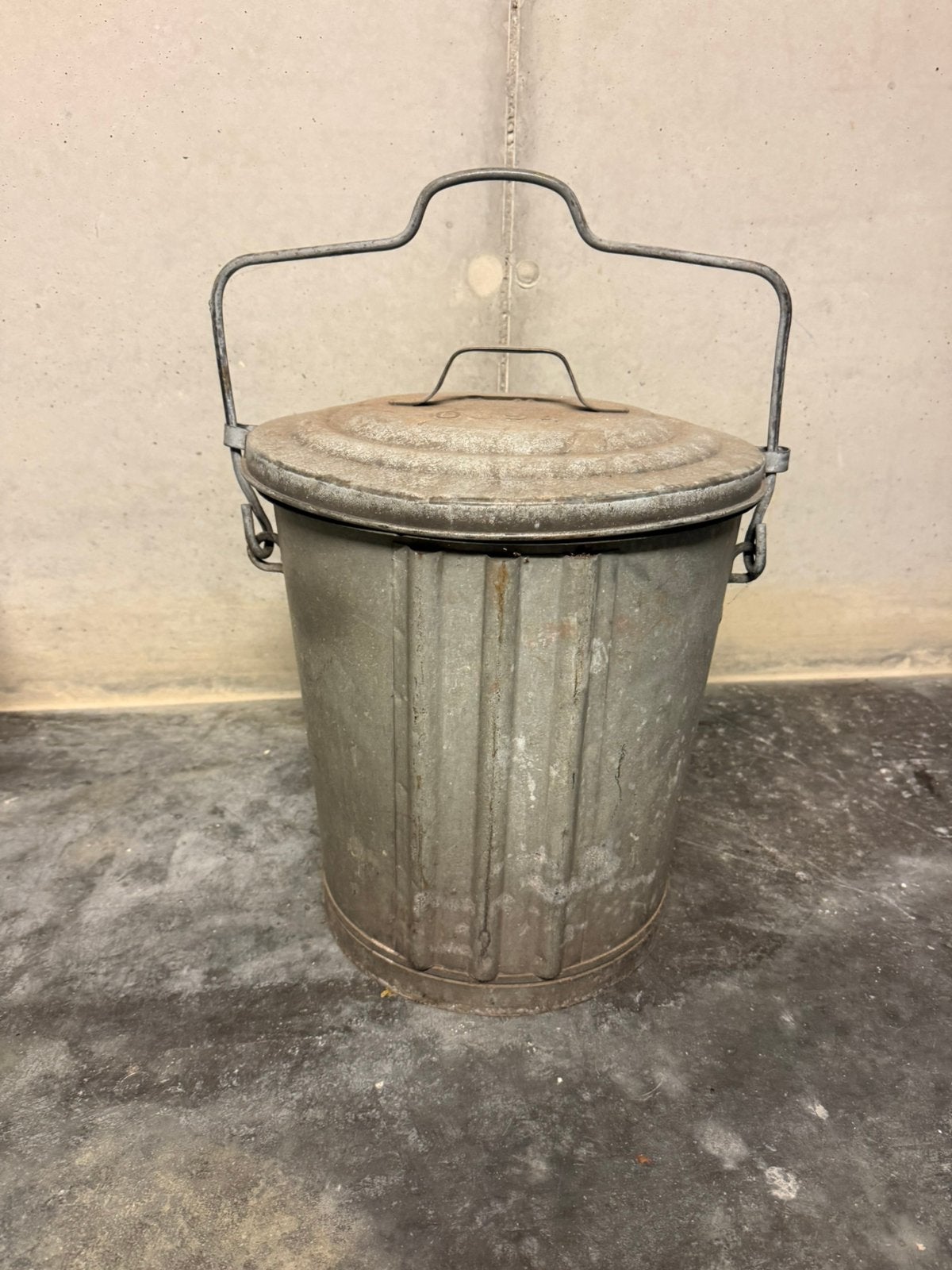 Mooie oude zinken vuilnisbak, Enlèvement, Comme neuf