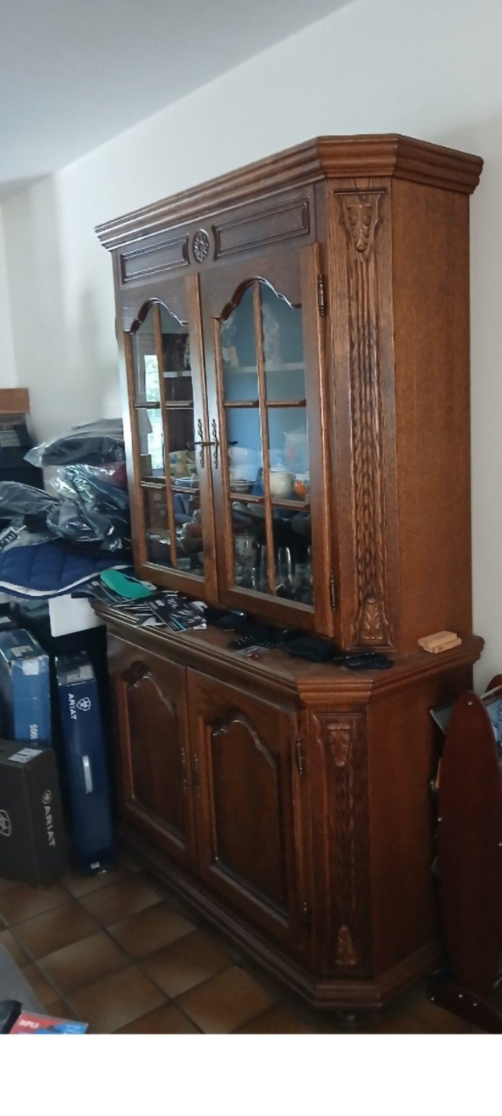 Antieke houten vitrinekast, Ophalen