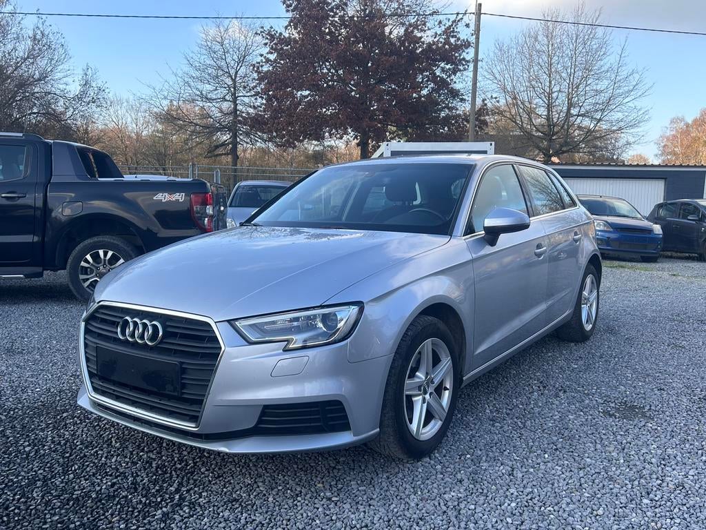 Audi A3 Sportback  1.0 benzine bj 2017 km 178.000, Auto's, Voorwielaandrijving, Stof, Zwart, 4 cilinders