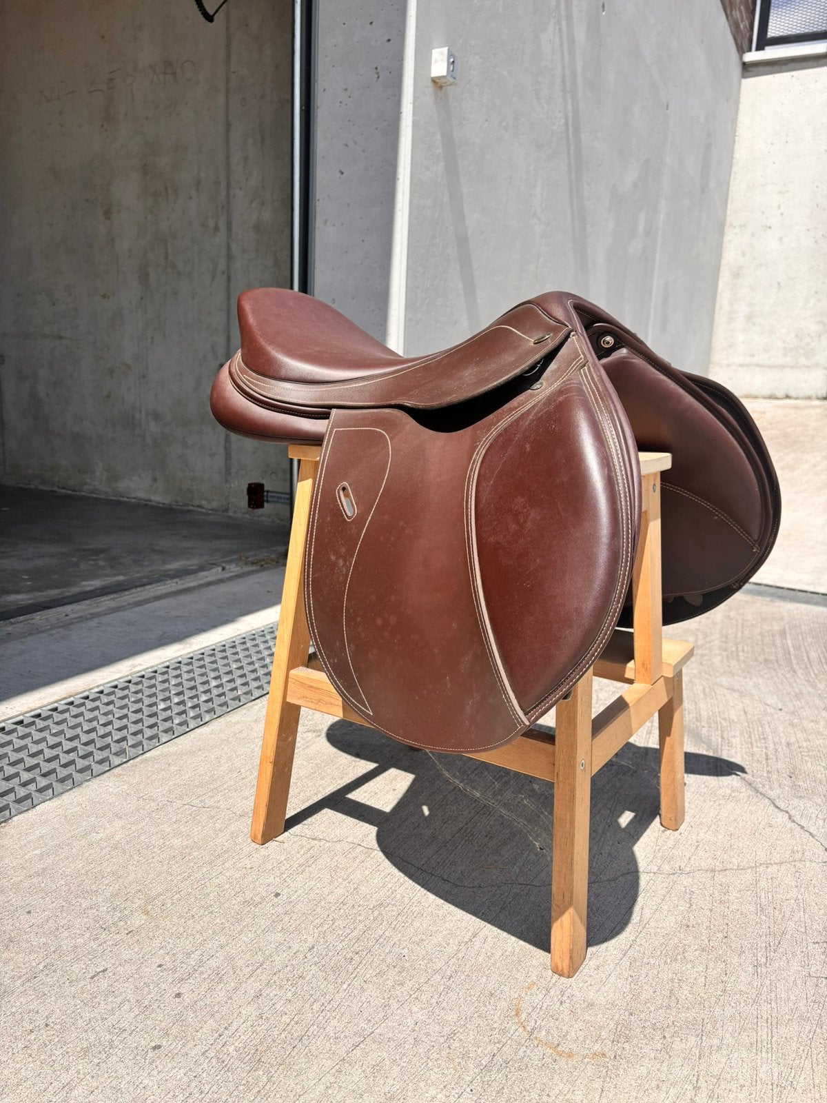 Epona springzadel, Dieren en Toebehoren, Paarden en Pony's | Zadels, Ophalen, L (17.5 inch), Vlakke zit, Wijd
