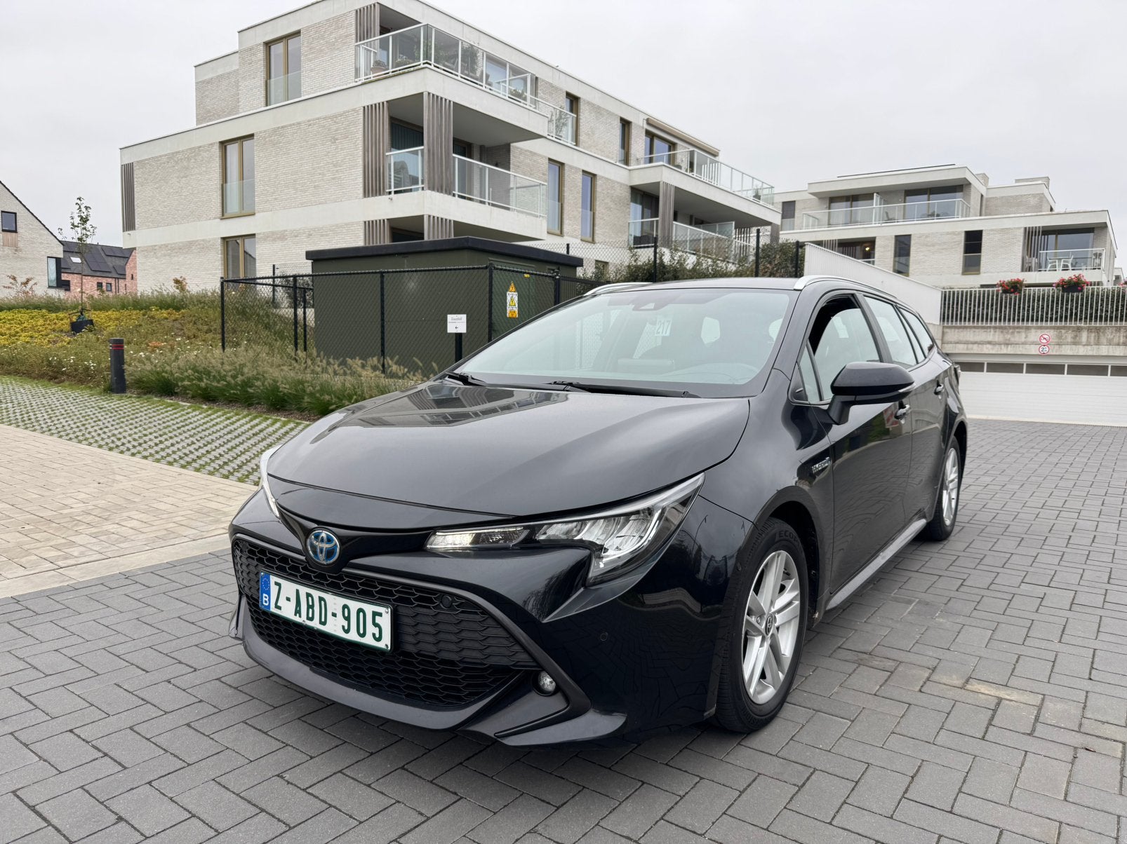TOYOTA COROLLA TOURING 1.8 HYBRIDE/EURO 6D/ VOLLEDIGE OPTIE, Auto's, Euro 6, Corolla, Zwart, Bedrijf