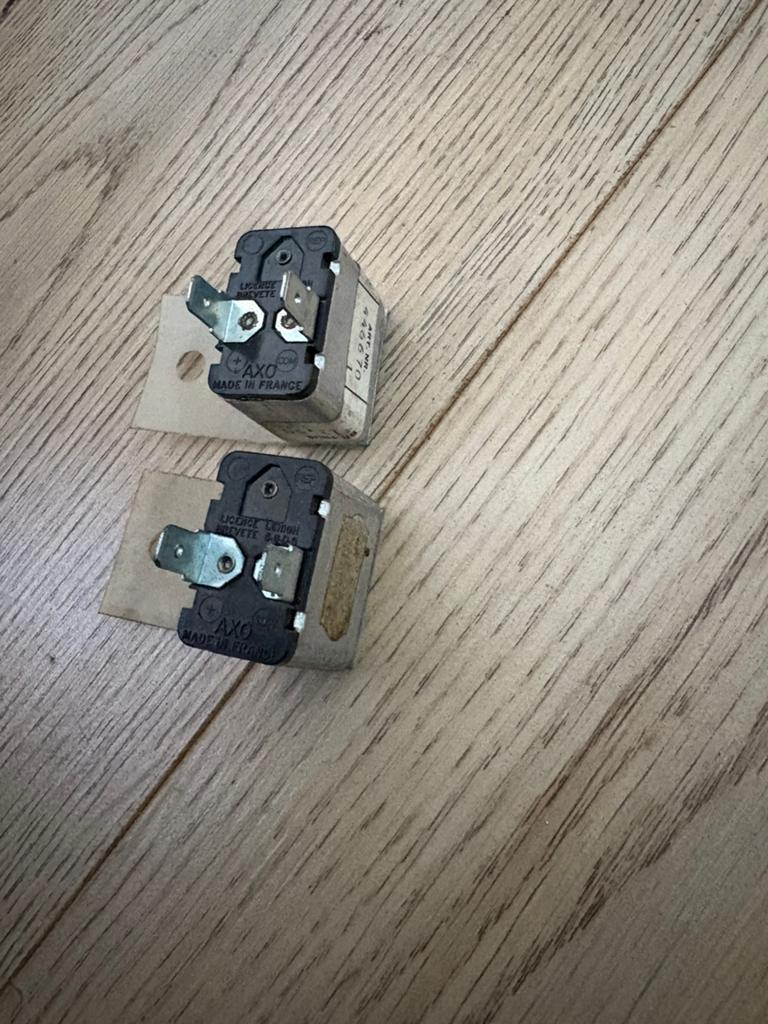 ORIGINELE AXO 6V KNIPPERLICHTREGELAAR VOOR PEUGEOT 103 GT10, Fietsen en Brommers, Brommerhelmen, Ophalen of Verzenden, Zo goed als nieuw