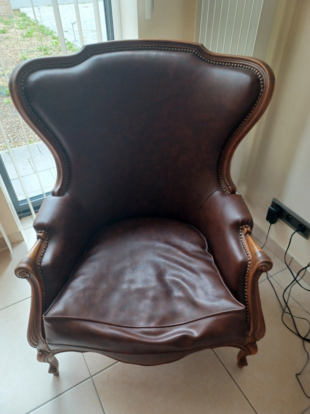 oude zetel met hoge rugleuning, Ophalen
