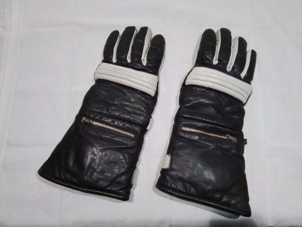OUDE DDR MOTOR HANDSCHOENEN, Ophalen, Rijkswacht