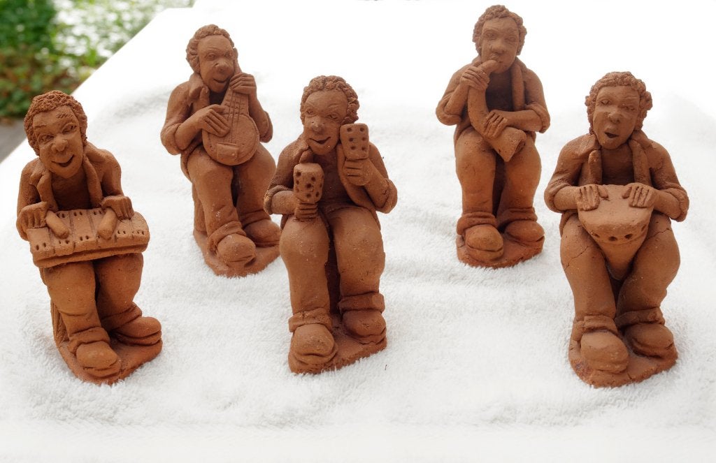 Beeldjes van muzikanten in terracotta, Ophalen