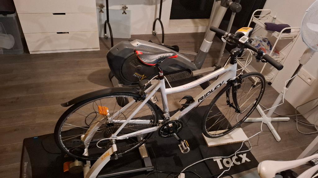 Entraîneur de vélo Tacx Flow, Sports & Fitness, Enlèvement, Utilisé, Autres types