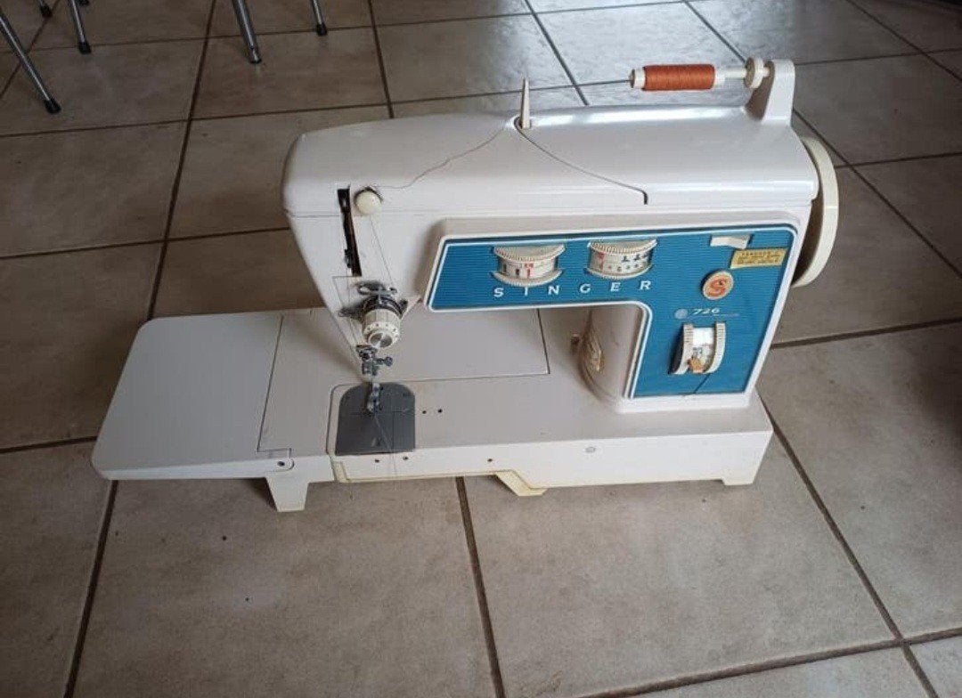 Singer mod 726 naaimachine wordt gereviseerd, Hobby en Vrije tijd, Naaimachines en Toebehoren, Ophalen, Naaimachine, Singer