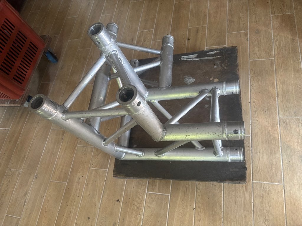 2 Global Truss f33 3-weg hoeken, Ophalen
