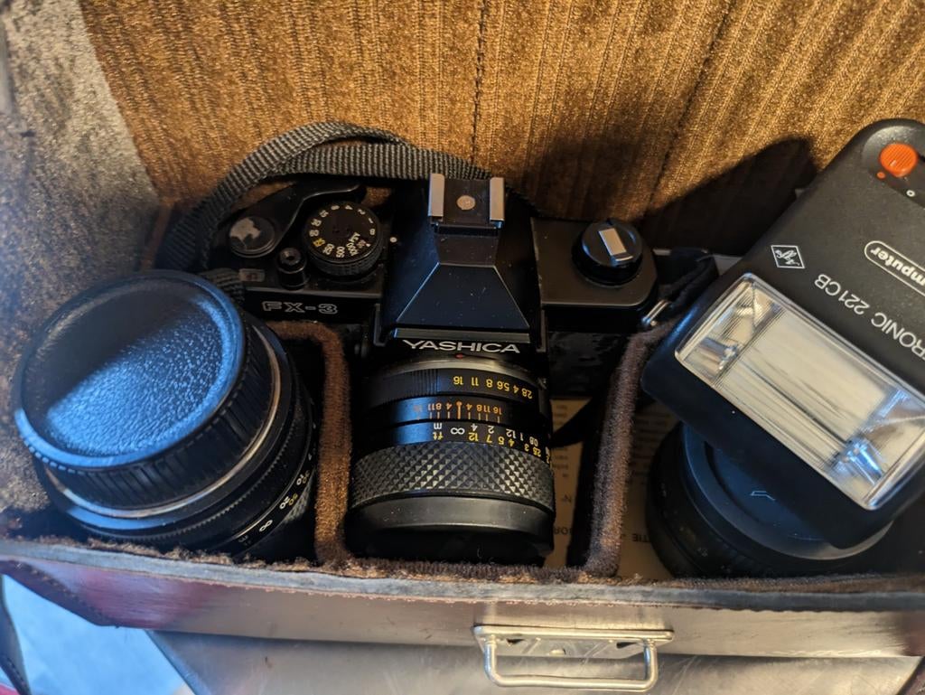 Yashica FX-3 camera met een tas, flitser en drie lenzen., Ophalen of Verzenden