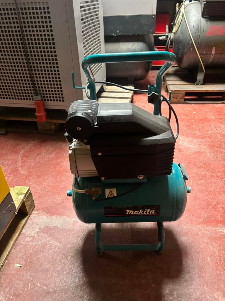 Compresseur 1,5kw nouvelle pompe sur ancienne cuve 240l/min, Bricolage & Construction, Enlèvement, Comme neuf