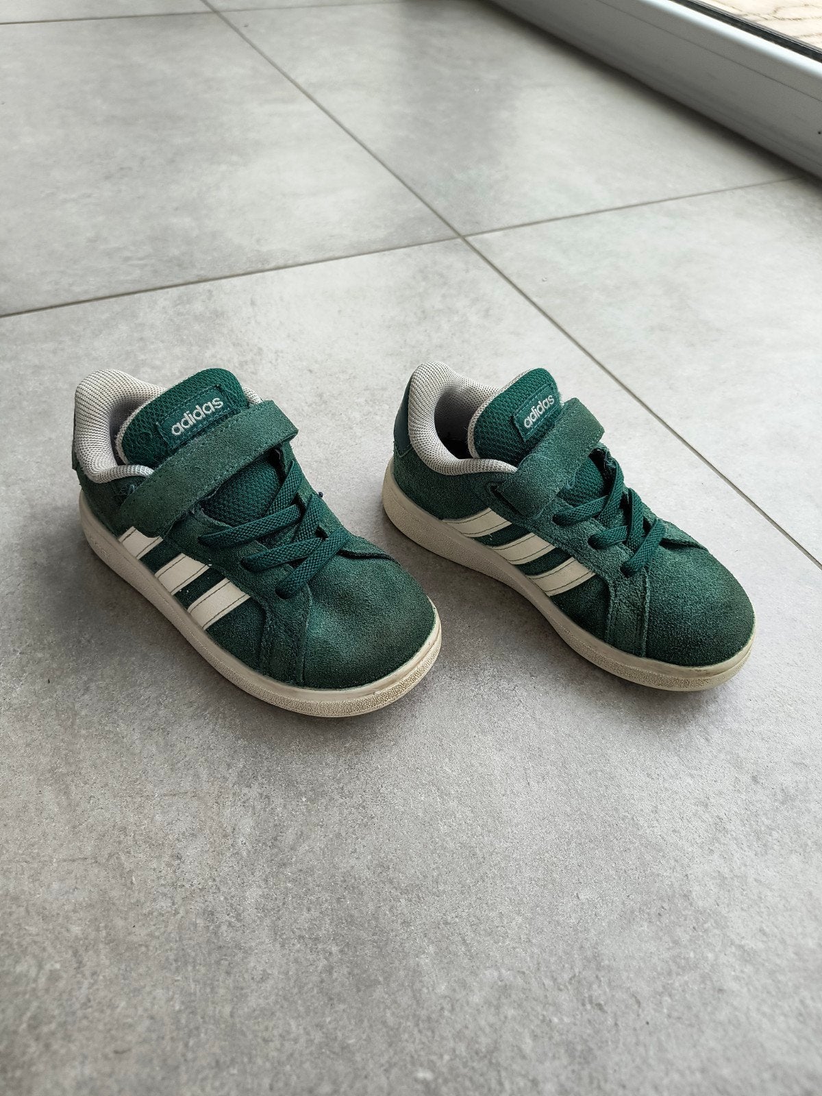 Adidas sneakers maat 26, Enlèvement