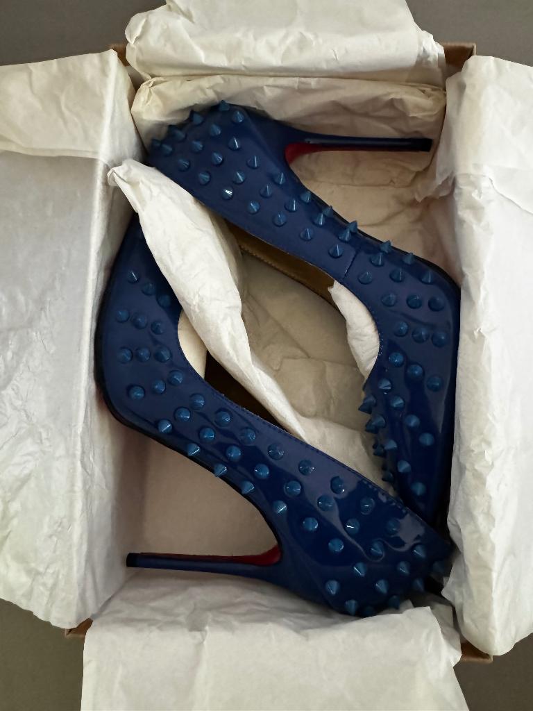 Pumps studs Christian Louboutin, Kleding | Dames, Schoenen, Pumps, Blauw, Nieuw, Ophalen of Verzenden