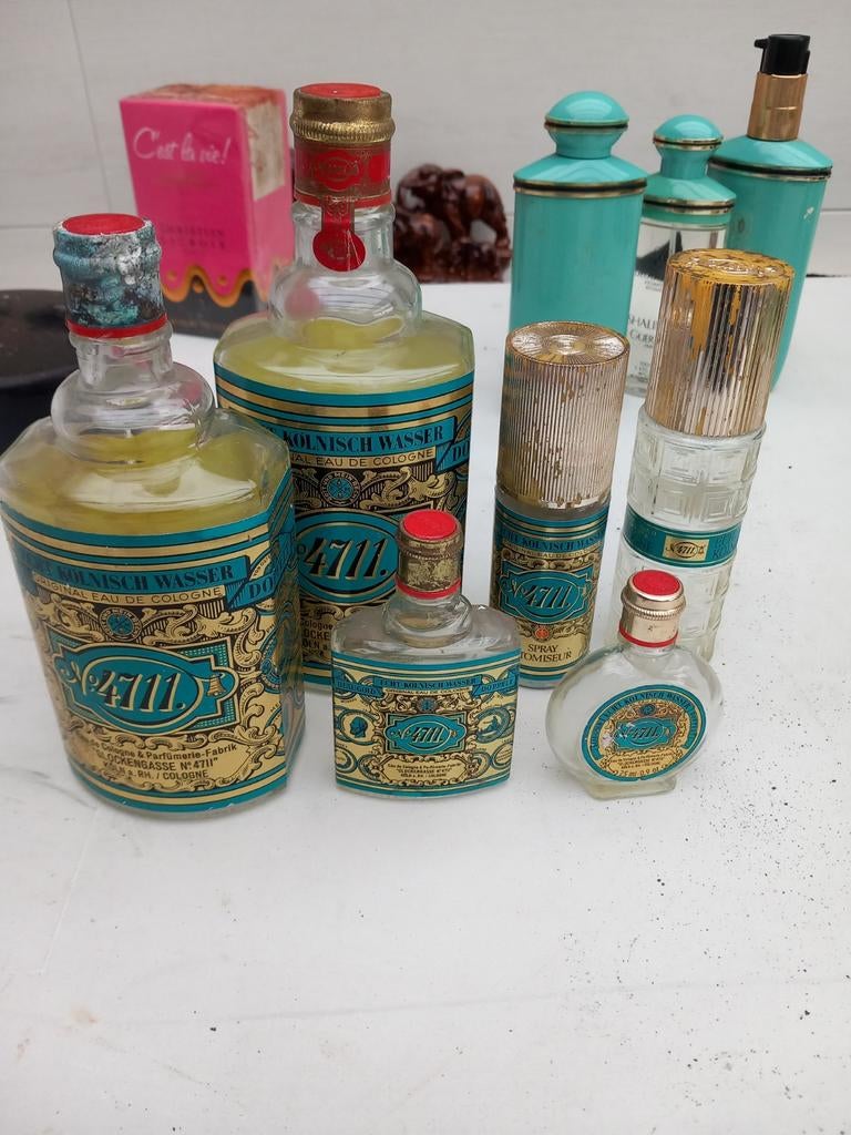 Bouteilles parfums factices, Enlèvement