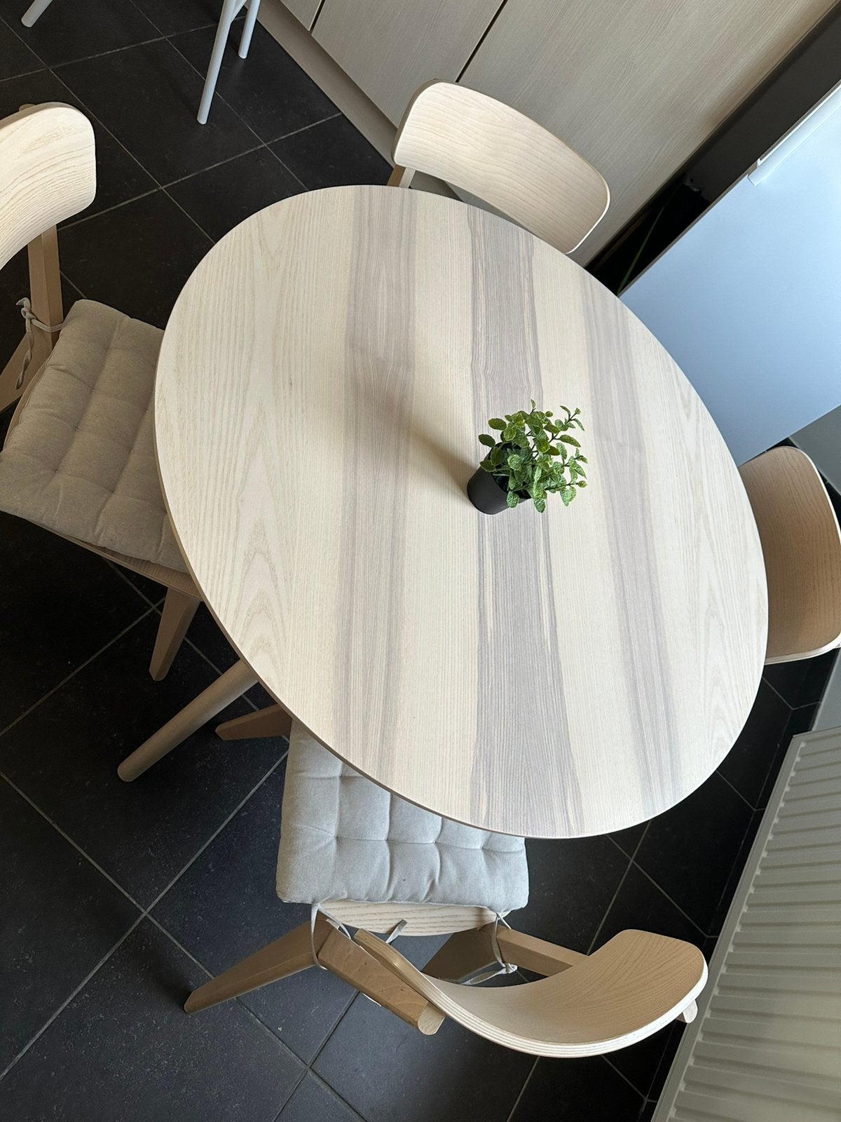 Ronde IKEA LISABO tafel met 4 stoelen + 4 kussens, Huis en Inrichting, Ophalen, Zo goed als nieuw, Vier personen, Rond