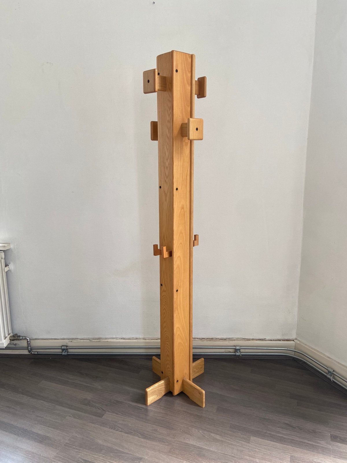 Porte-manteau brutaliste l’esprit de Giuseppe Rivadossi 1970, Utilisé, Bois, Portemanteau sur pied, 150 à 200 cm