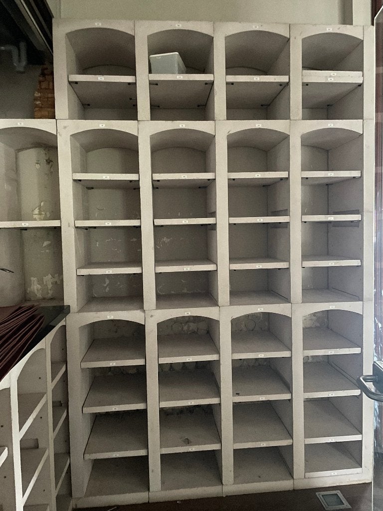 Casiers en pierre pour bouteilles de vin avec réfrigérateur, Huis en Inrichting, Ophalen, Gebruikt, 25 flessen of meer, Overige materialen