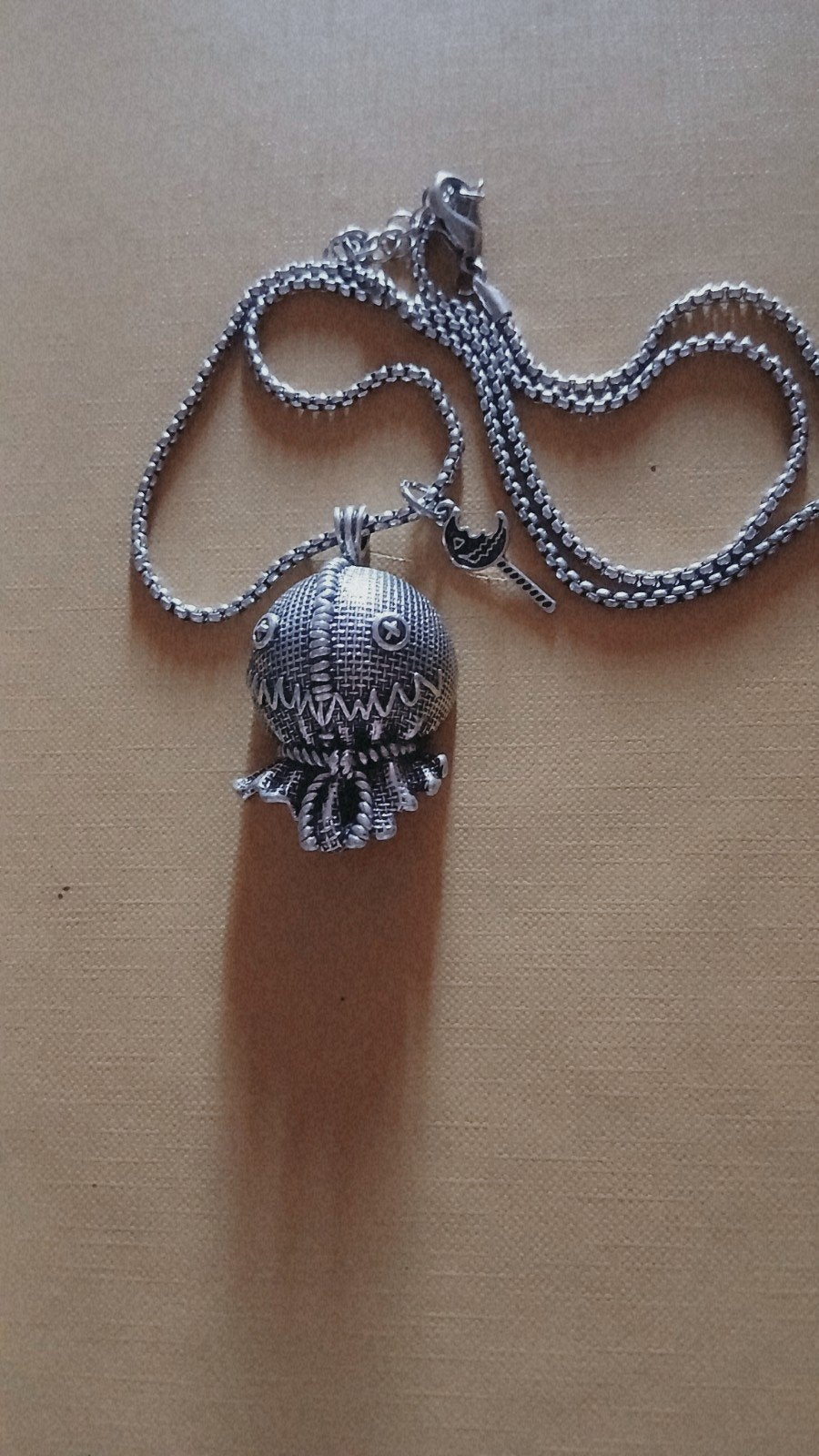 Pendant Sam van de film Trick 'r Treat, Enlèvement