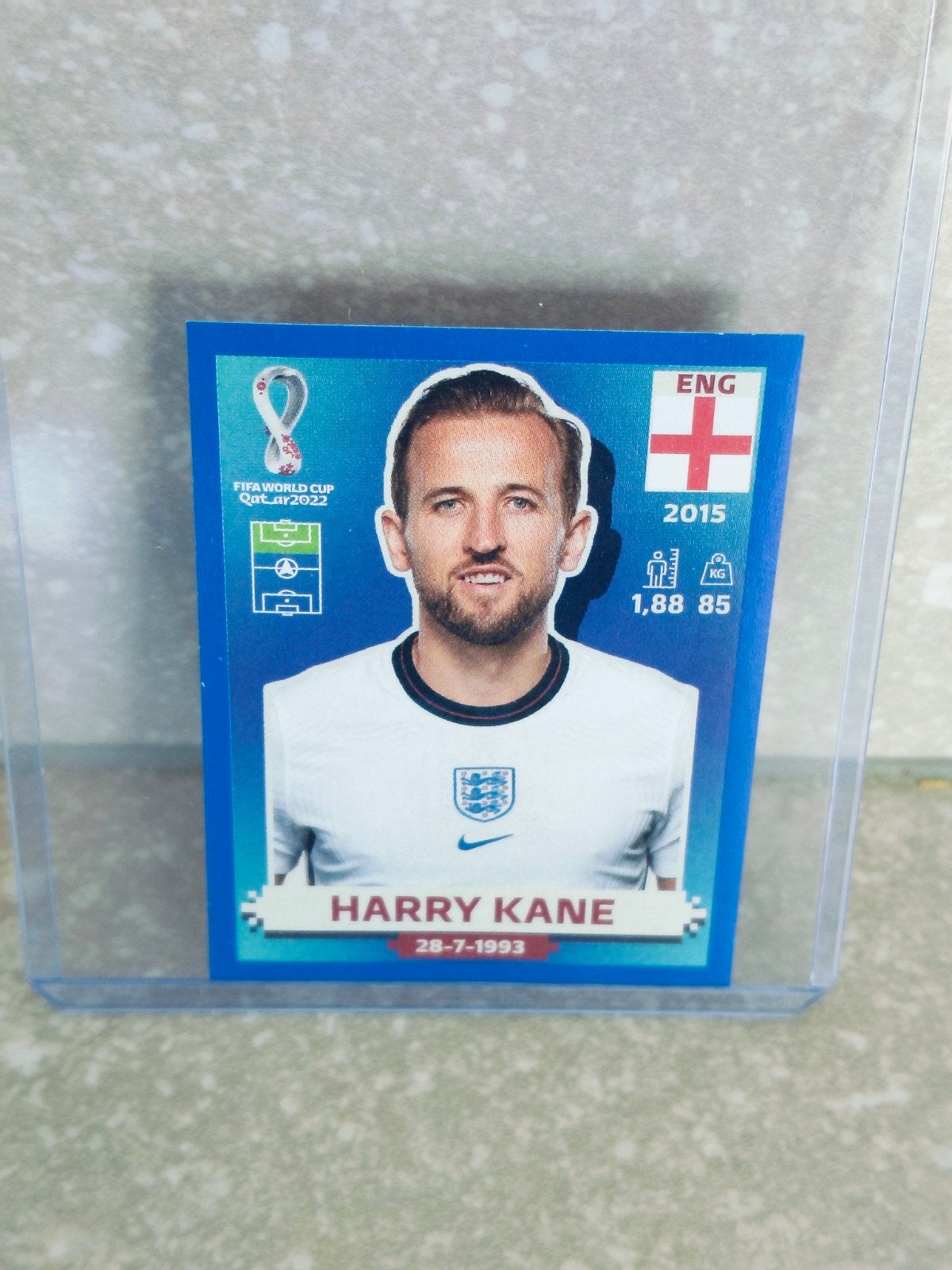 Panini sticker WK Qatar Harry Kane Engeland blauwe rand, Enlèvement ou Envoi, Autocollant