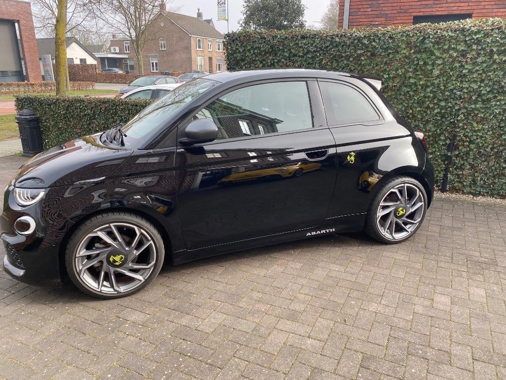 abarth 500e turismo 2024 volledig elektrisch, Auto's, Abarth, Zwart, Alcantara, Zwart, Lane Keeping Assist