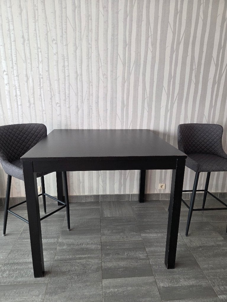Table haute Ikea et 2 tabourets hauts Jysk, Maison & Meubles, 2 tabourets, Enlèvement