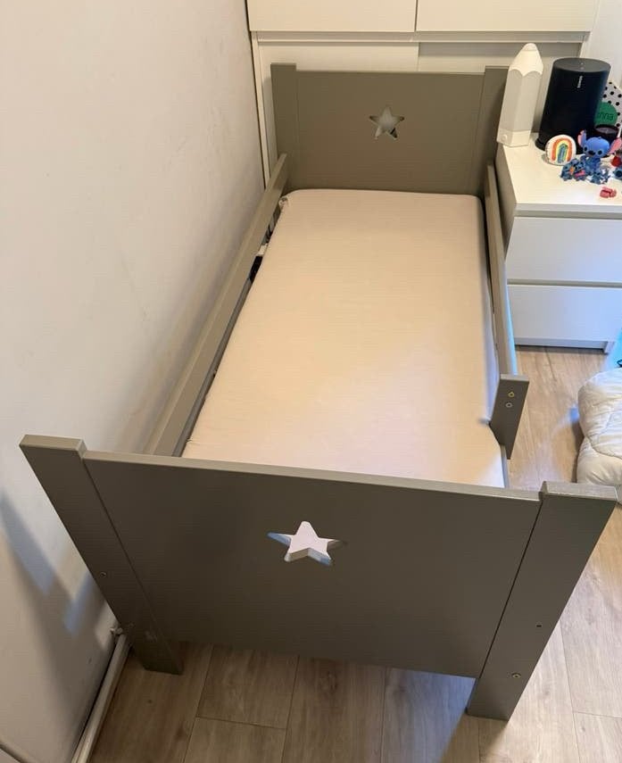 Junior bed Petite Amelie. 160x70 met matras en beddengoed, Enfants & Bébés, 70 à 85 cm, Enlèvement, Matelas, Utilisé
