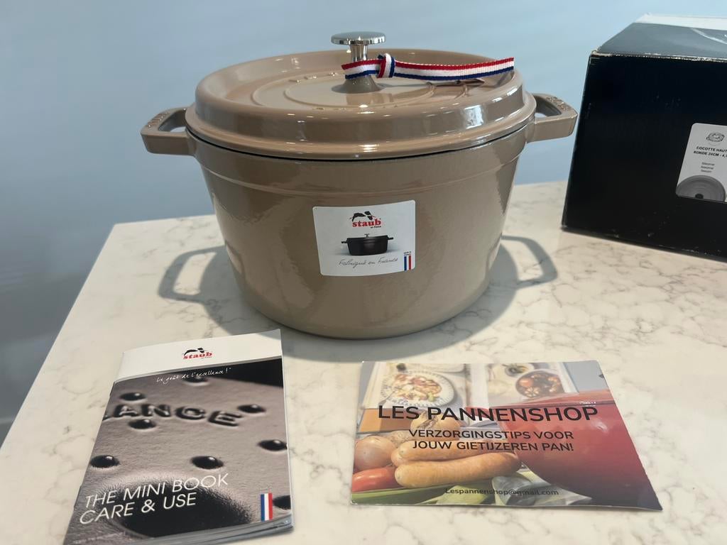 Nieuwe hoge Staub 24 cm Sesam in de doos, Huis en Inrichting, Keuken | Potten en Pannen, Gietijzer, Nieuw, Ophalen of Verzenden