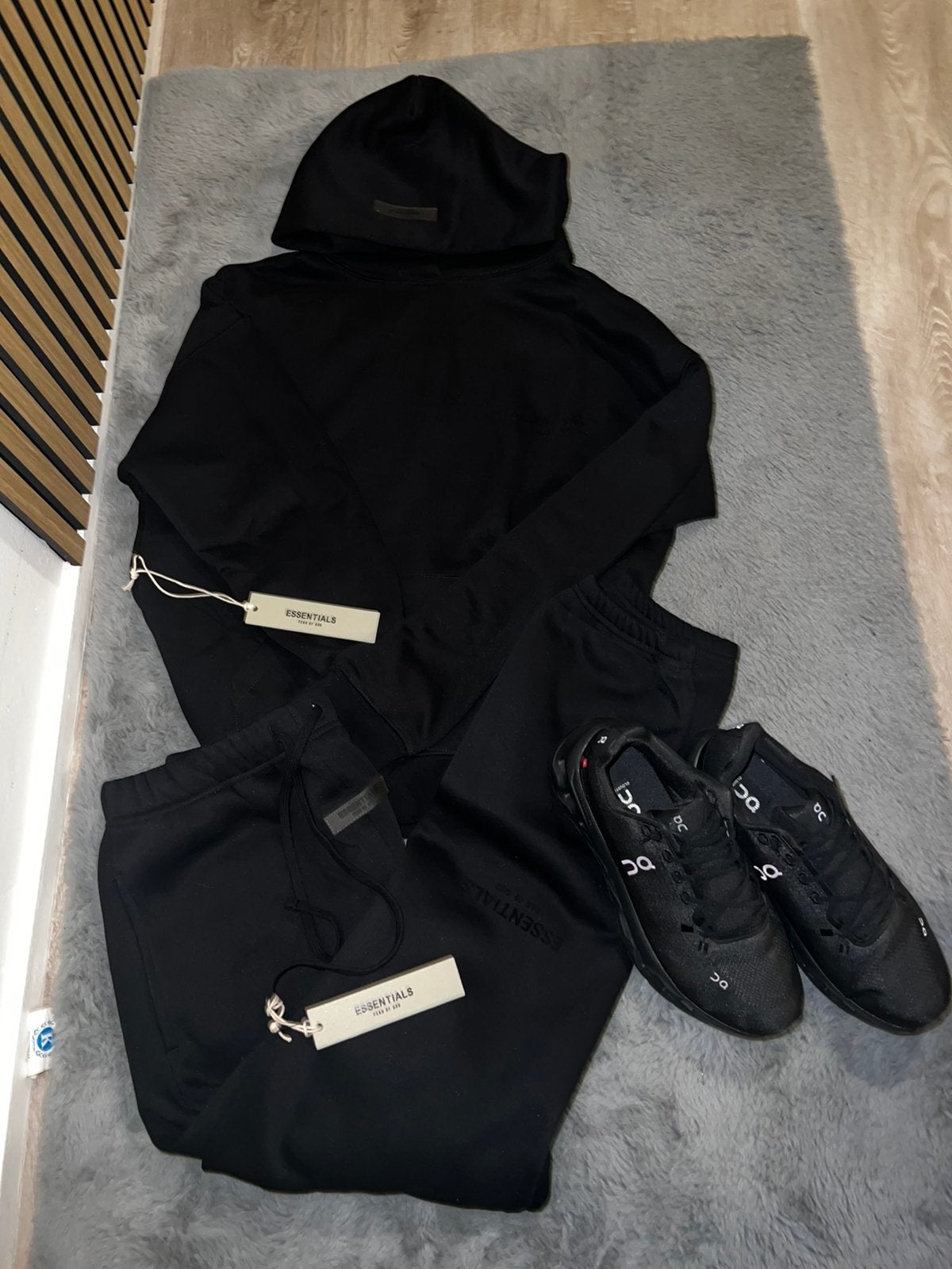 Essential traningspak + on schoenen, Kleding | Heren, Ophalen of Verzenden, Zo goed als nieuw