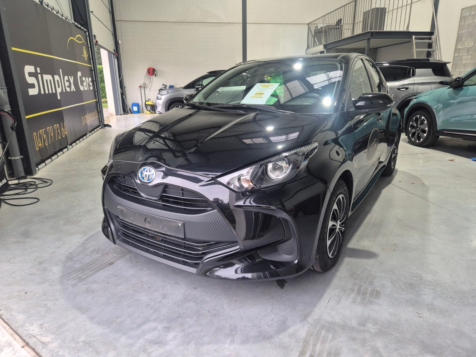TOYOTA YARIS 1.5 HYBRIDE ..AUTOMAAT..., Auto's, Dealer onderhouden, Stof, 4 cilinders, Zwart