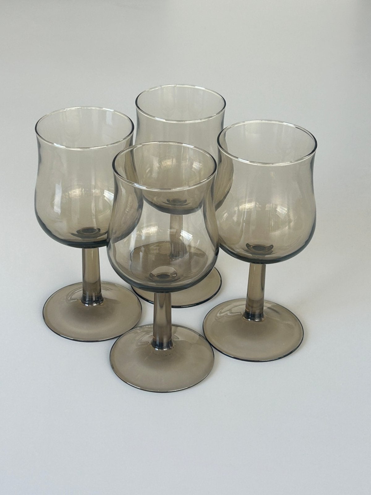 Quatre verres fumés ARCOROC France, Enlèvement ou Envoi, Comme neuf, Verres et Verres à shot