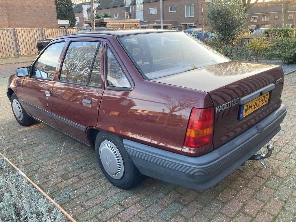 Opel kadett E 1.3 s sedan, foto 2