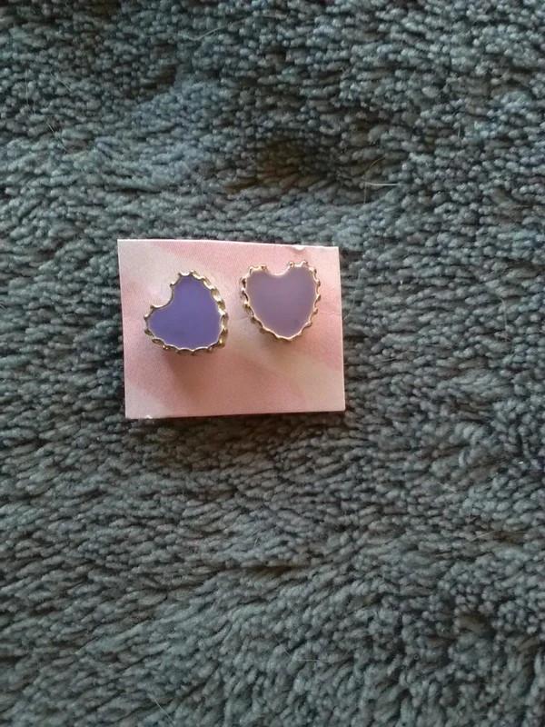 Parmakleurige oorbellen met kleine hartjes, Handtassen en Accessoires, Oorbellen, Overige materialen, Paars, Nieuw, Ophalen of Verzenden